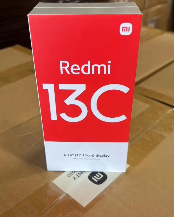 小米 Redmi 13C 4G版手机全貌曝光，充电头和数据线一览无余