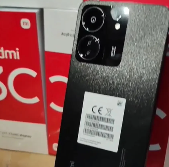 小米 Redmi 13C 4G版手机全貌曝光，充电头和数据线一览无余